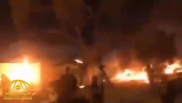 شاهد.. متظاهرون يشعلون النار في مقر قنصلية إيران في كربلاء بالعراق