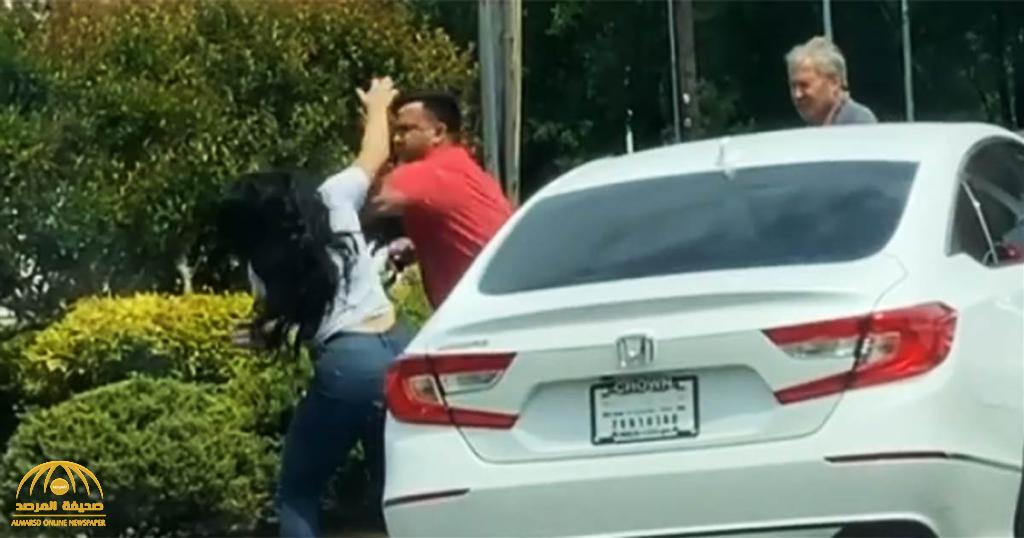 شاهد: مشاجرة عنيفة بين رجل وامرأة في طابور محطة وقود بأمريكا