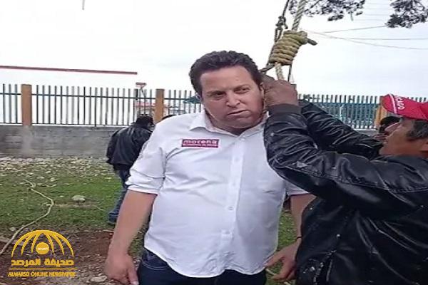 شاهد: التشهير بمسؤول مكسيكي بطريقة مهينة ولف حبل المشنقة حول عنقه