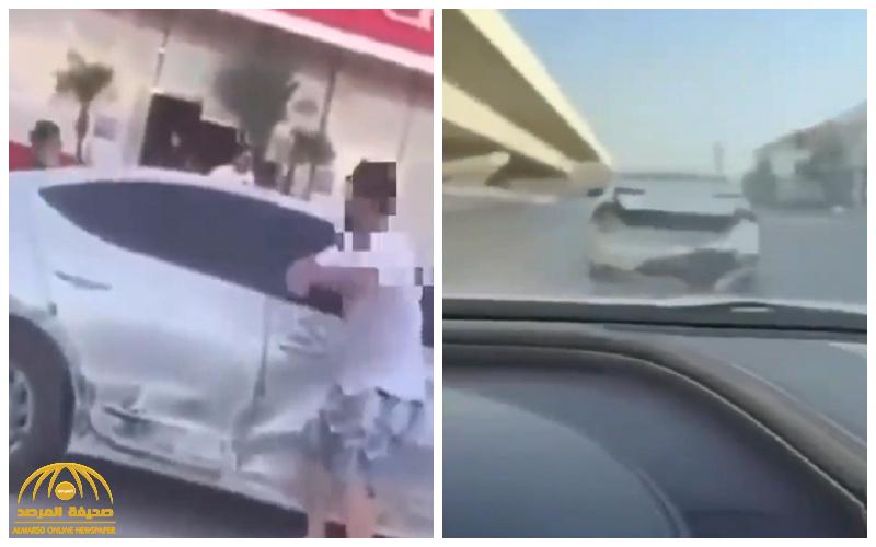 مطاردة وصدم متعمد بين مركبتين في الرياض.. شاهد: لحظة نزول شخصين وهجومهما على المركبة الأخرى