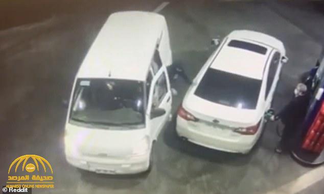 شاهد : سائق يحبط محاولة سرقة سيارته داخل محطة بنزين بطريقة صادمة