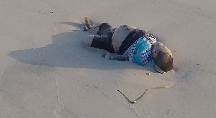 شاهد.. صور صادمة لجثث أطفال ملقاة على شواطئ ليبيا !