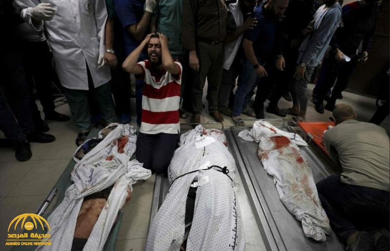 شاهد.. فلسطيني ينهار باكياً أمام 10 جثث من عائلة واحدة توفوا خلال القصف الإسرائيلي على غزة