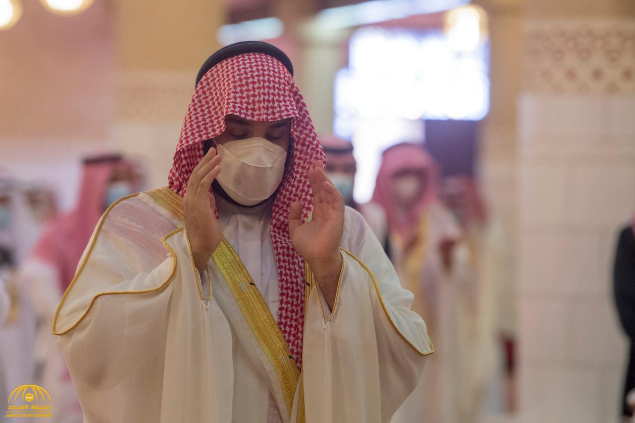 بالصور والفيديو : ولي العهد يؤدي صلاة "عيد الفطر " في الرياض