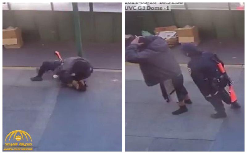 شاهد..  مشرد أمريكي  يعتدي على شرطية أثناء تفتيشه ويسقطها أرضاً