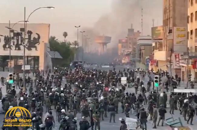 "إطلاق رصاص وقنابل الغاز".. شاهد: لحظة الصدام بين الشرطة العراقية والمتظاهرين في بغداد
