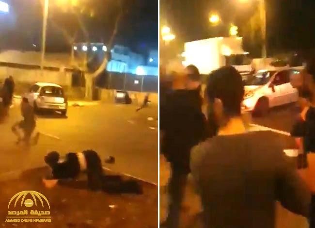 قذفهم بسيارته في الهواء.. شاهد: فلسطيني ينتقم من إسرائيليين حاولوا الاعتداء عليه بدهسهم