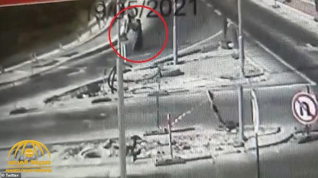 شاهد.. سيدة فلسطينية تحمل بندقية آلية وتهاجم نقطة تفتيش إسرائيلية