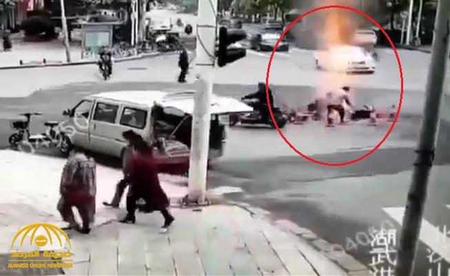 "نار خرجت من الأرض".. شاهد: انفجار مرعب في "ووهان" الصينية قذف المارة في الهواء