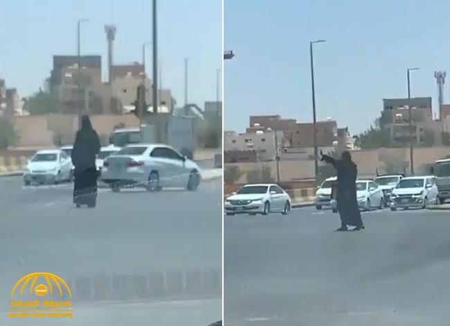 شاهد.. امرأة "منتقبة" في عرعر تنظم حركة السيارات عند إشارة مرورية بعد انقطاع الكهرباء