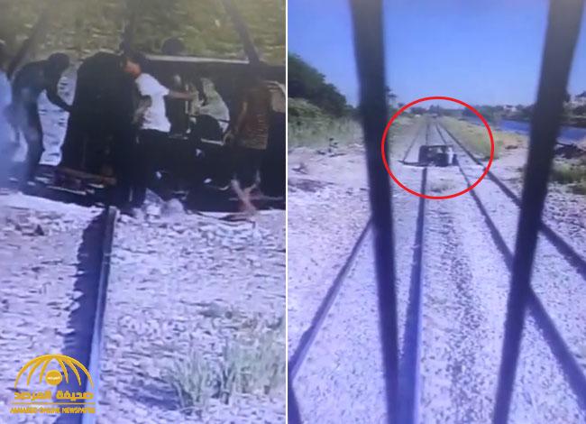 شاهد.. سائق قطار مصري ينقذ "مئات الركاب" في اللحظات الأخيرة من كارثة محققة بسبب "توك توك"