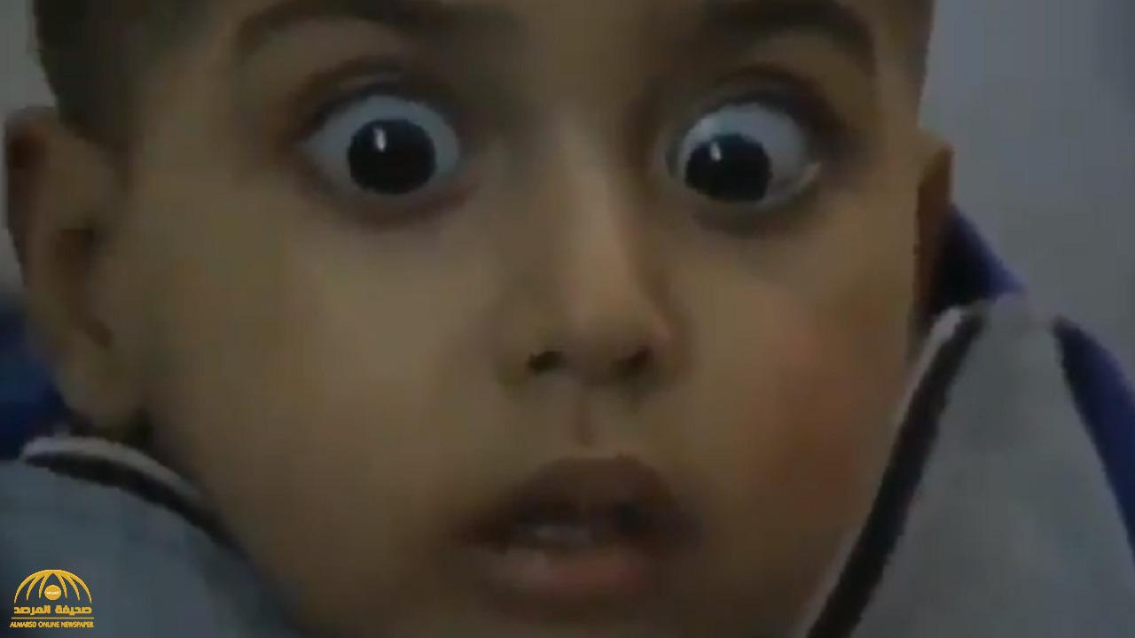 شاهد.. ردة فعل  طفل فلسطيني خرج من تحت أنقاض منزل بعد قصفه في غزة