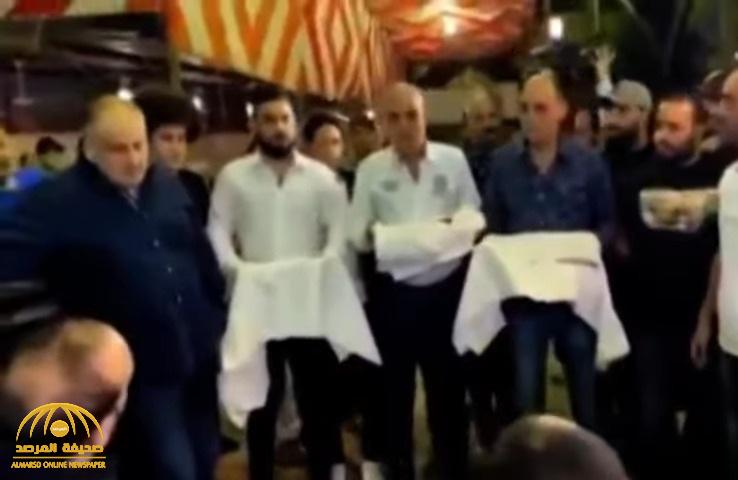 مصر .. شاهد: فيديو لأشخاص يذلون خصومهم ويجبروهم على حمل أكفانهم