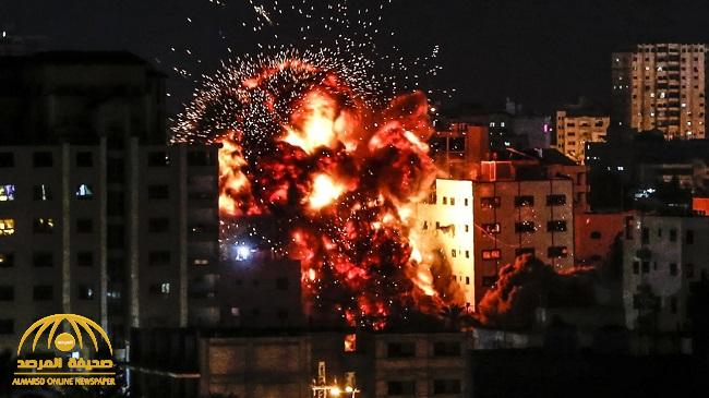 شاهد .. الجيش الإسرائيلي يدمر برجًا سكنيًا مكونا من 13 طابقًا في غزة