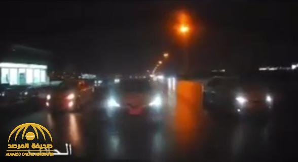 شاهد.. سائق يقود بتهور ويتسبب في انقلاب مركبة على دائري الرياض ويلوذ بالفرار!