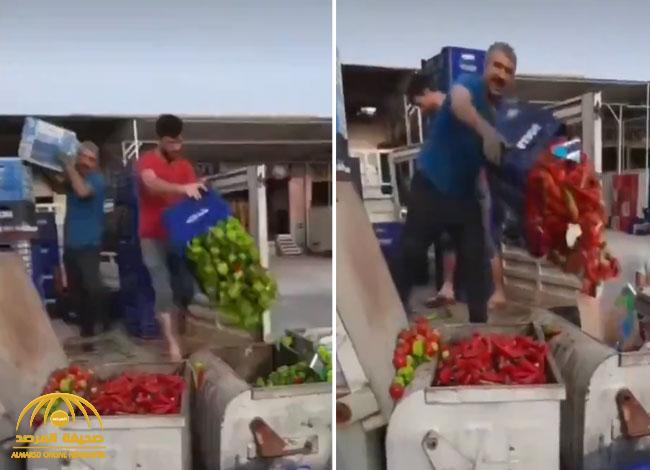 شاهد.. مزارعون أتراك يلقون أطنانًا من الخضروات في حاويات القمامة