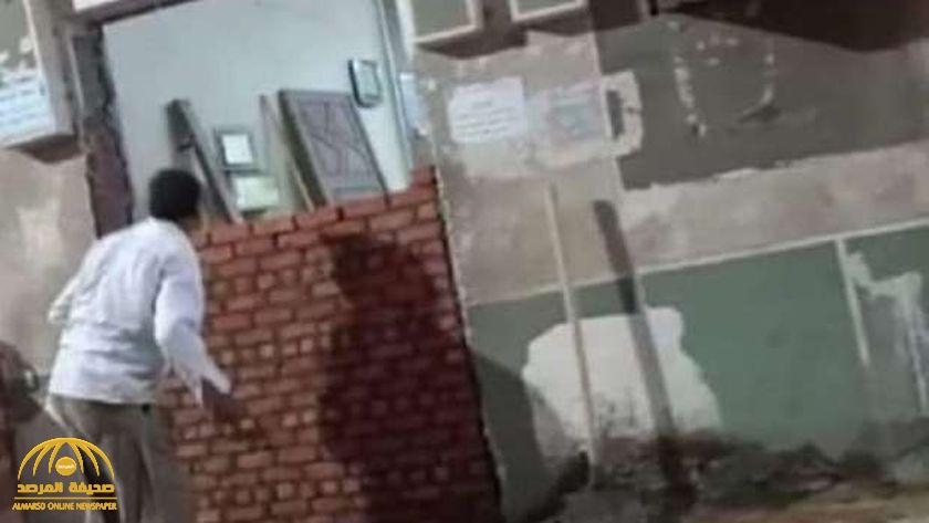 مصرية تغلق أبواب مسجد يقع تحت منزلها بالطوب.. وتبرير غريب لموقفها!