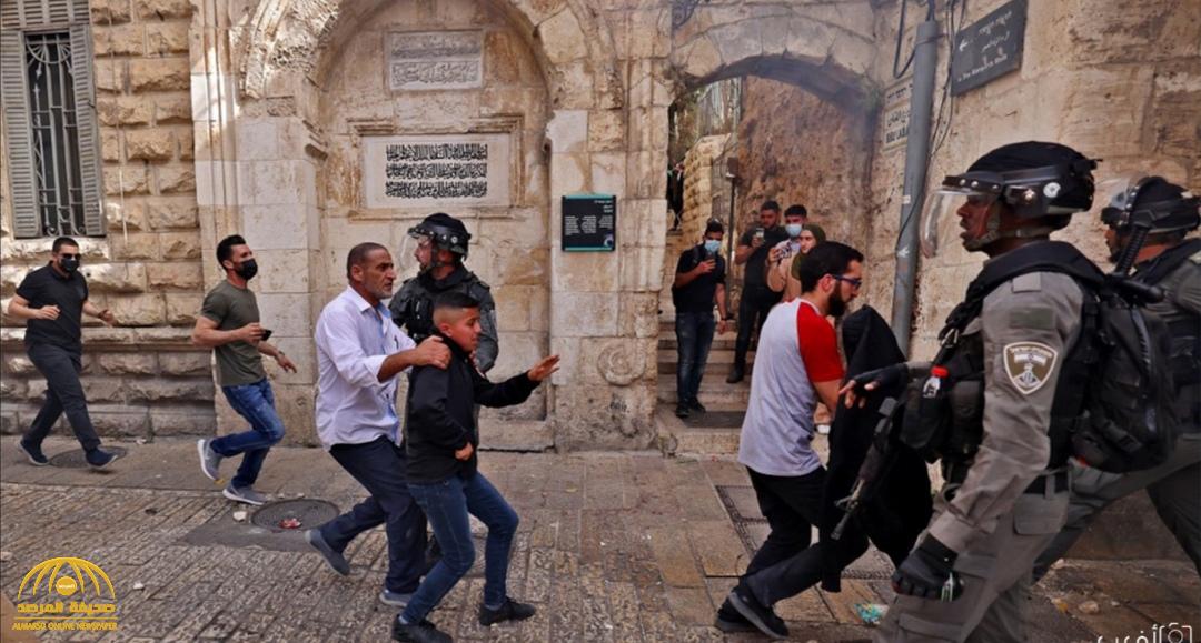 شاهد: تجدد  الاشتباكات بين الشرطة الإسرائيلية ومتظاهرين فلسطينيين في ساحات المسجد الأقصى