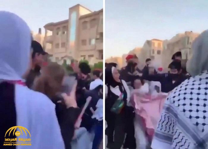شاهد: رجل أمن اردني  يشد  فتاة من شعرها اثناء وقفه احتجاجية أمام السفارة الإسرائيلية في عمان