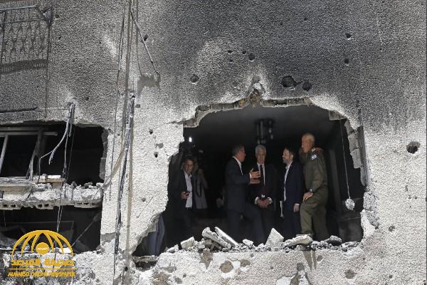 شاهد: وزير خارجية ألمانيا يقف مع نظيره الإسرائيلي أمام فجوة بجدار مبنى في تل أبيب قصف بصواريخ من غزة