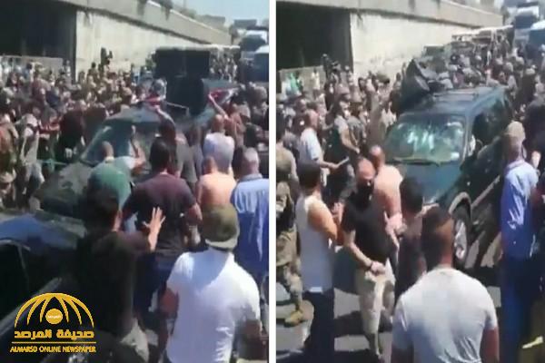 "معركة شوارع".. شاهد: هجوم بـ"العصي والحجارة" على موكب سوريين في طريقهم لانتخابات بشار الأسد بلبنان