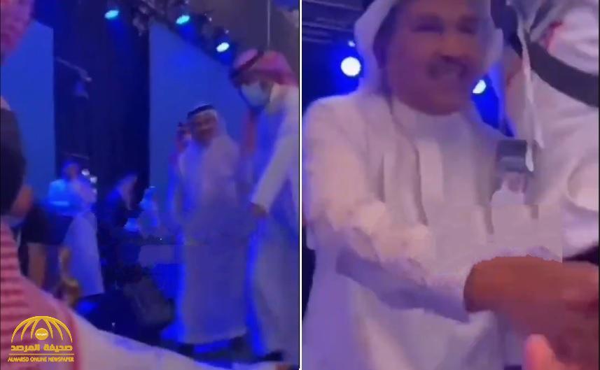 "تكفى أبو نورة سلم علي".. شاهد: ردة فعل فتاة بعد أن صافحها "محمد عبده" في حفلة بالرياض!
