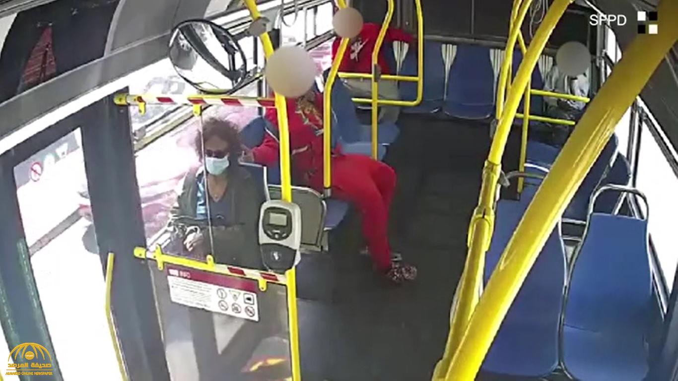 شاهد.. ماذا فعل هذا الشاب في سيدة مسنة كانت تجلس في المقعد الذي أمامه بحافلة عامة!