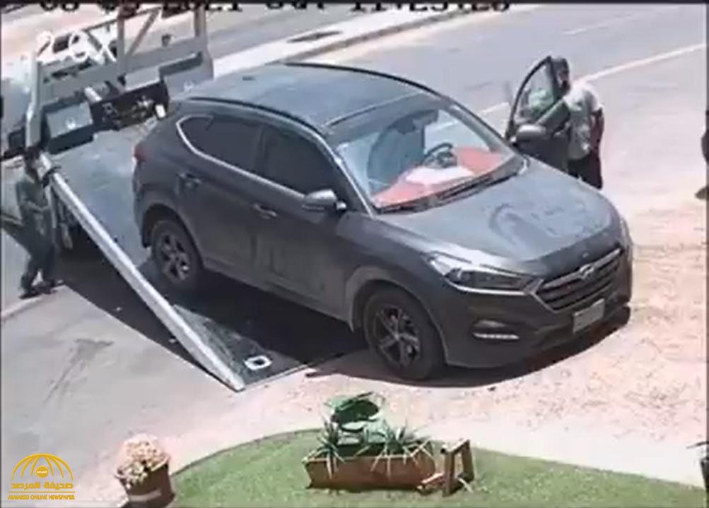 شاهد.. مواطنة تتفاجأ بسطحة تسحب سيارتها وهي بداخلها من أمام محل تجاري ببريدة