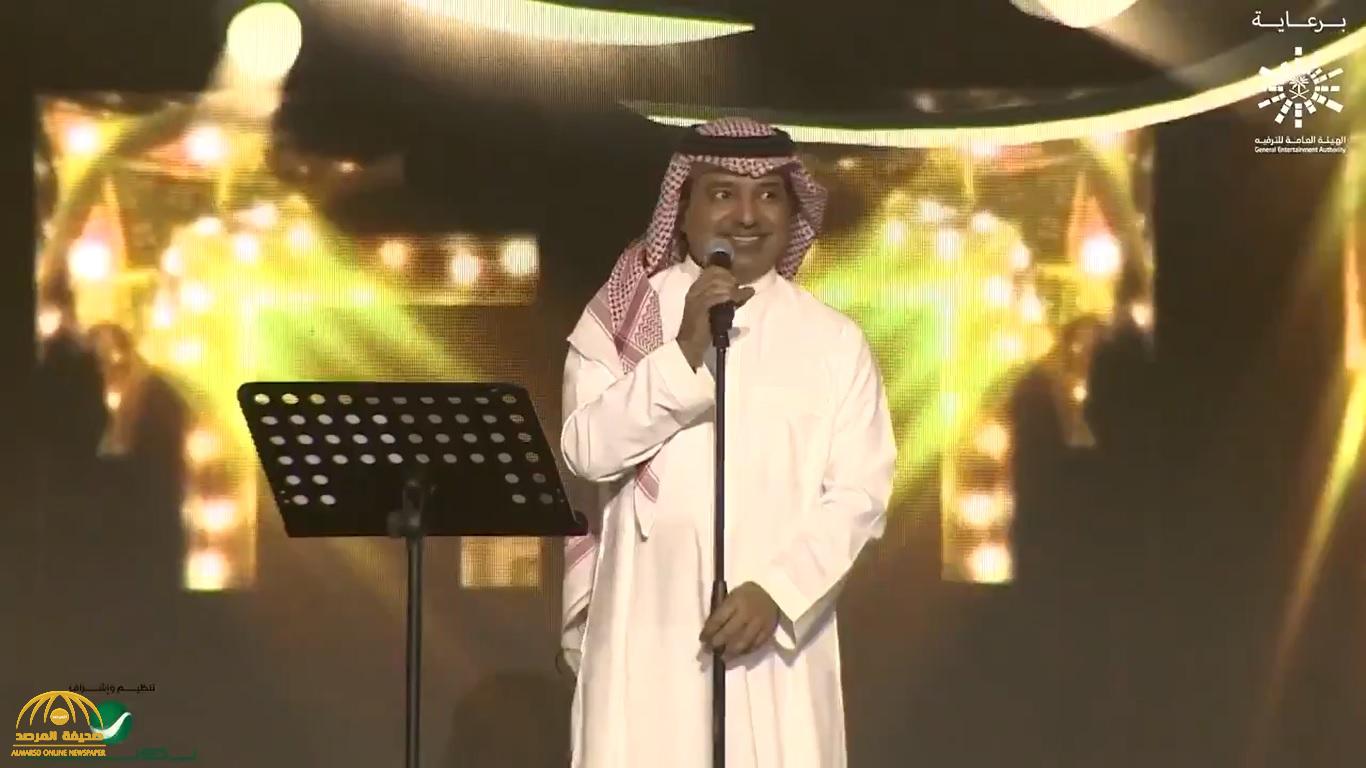 شاهد.. راشد الماجد يمازح جمهوره : "عساكم مفيزرين"!