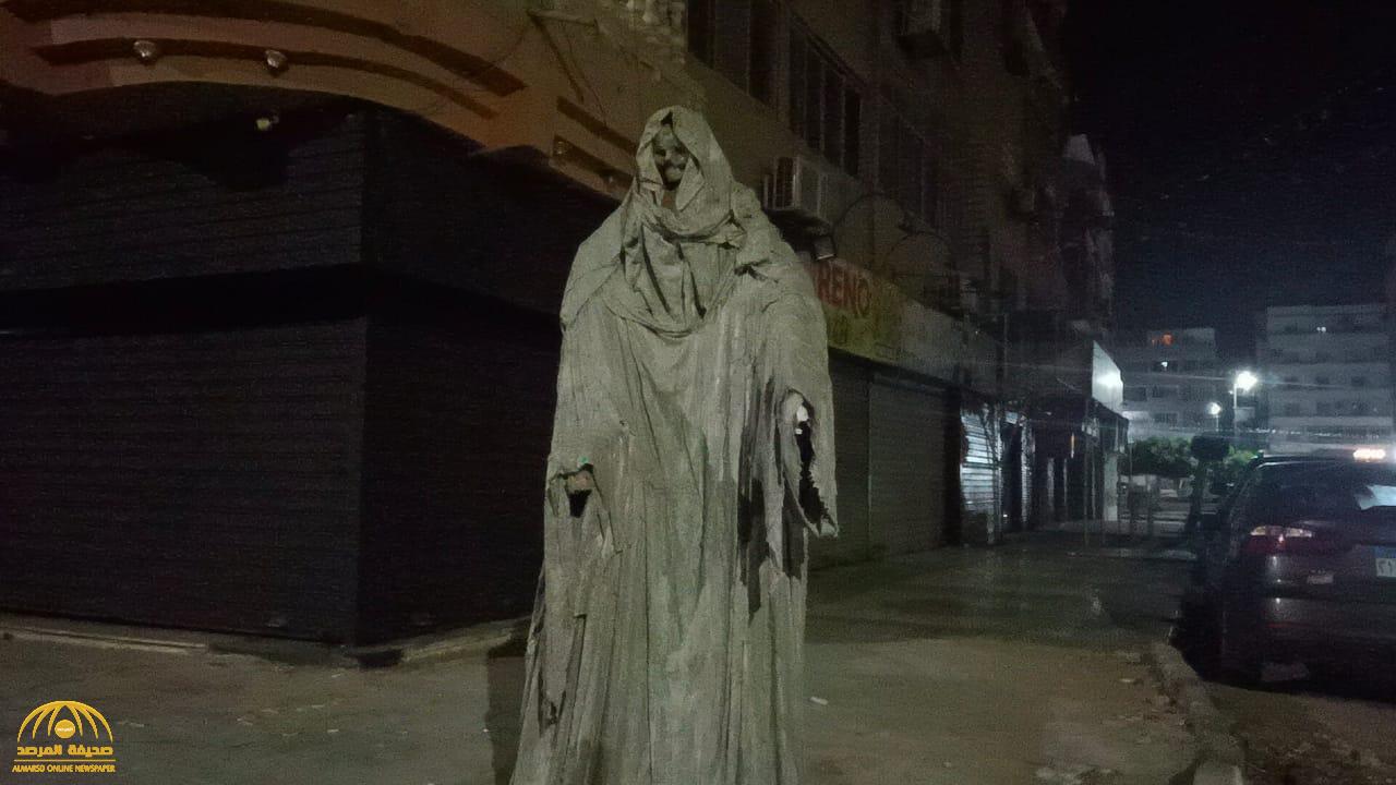 تمثال مرعب يثير الذعر بأحد الشوارع المصرية .. والكشف عن حقيقته