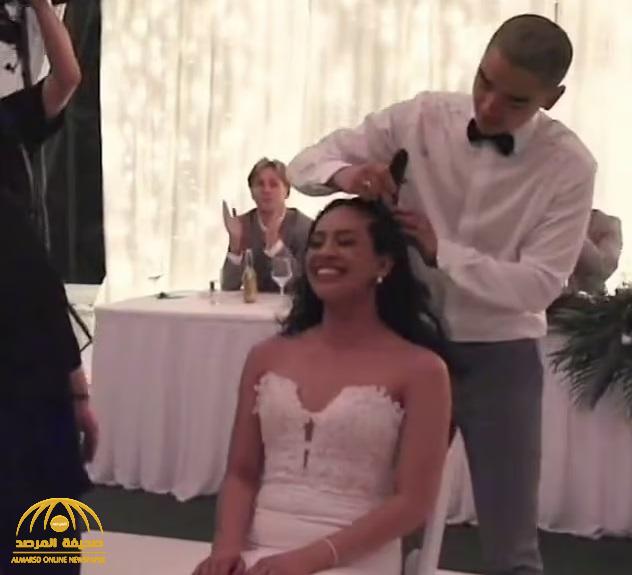 شاهد: زوجان يحلقان شعرهما يوم الزفاف أمام الضيوف لسبب غريب!