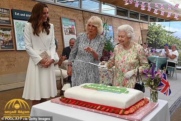 بالفيديو : ملكة بريطانيا تصر على تقطيع كعكة كبيرة بسيف بدلا من السكين.. شاهد رد فعل "كيت ميدلتون"