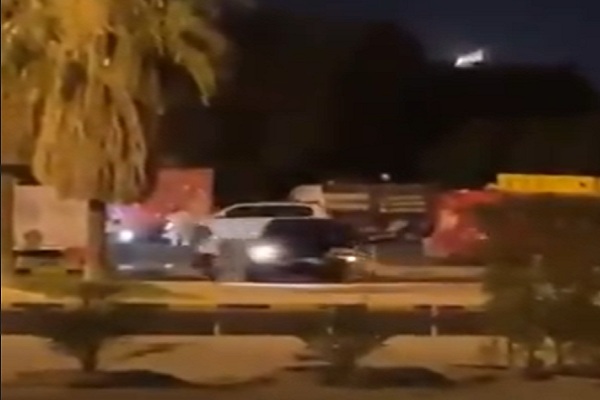 شاهد .. مشاجرة عنيفة ومحاولة دهس أحد الأشخاص بسيارة في الكويت