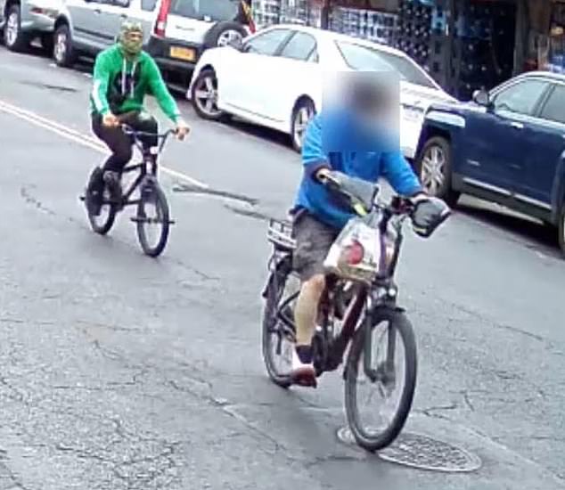 شاهد : لحظة طعن سائق دراجة آسيوي بسكين في شارع  بنيويورك