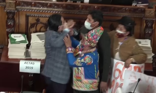 شاهد : نواب البرلمان البوليفي يحولون قاعة الجلسات إلى حلبة "مصارعة " ويشتبكون أمام الوزراء
