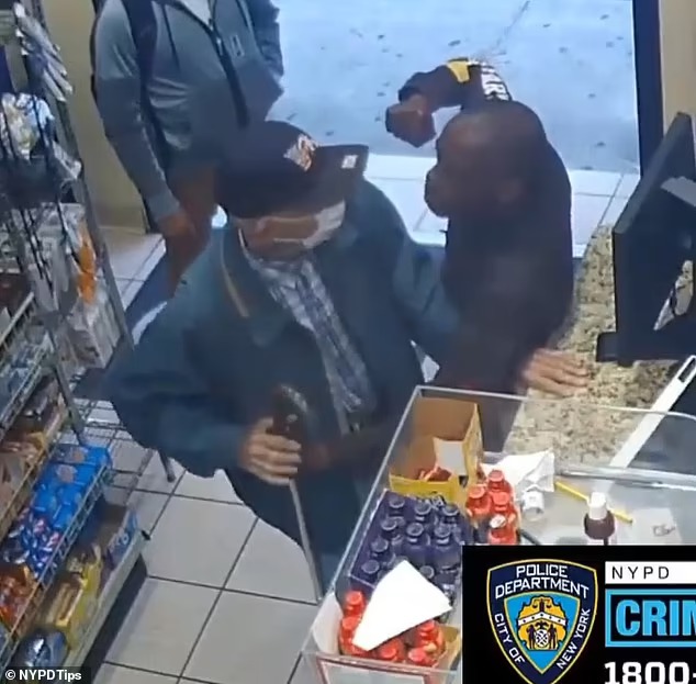 شاهد : شاب أمريكي  يعتدي بوحشية على مسن داخل مقهى بنيويورك