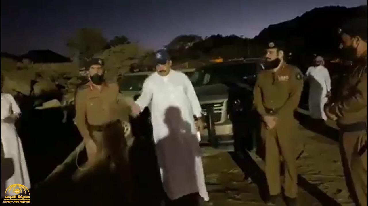 شاهد.. أمير عسير يشارك رجال الدفاع المدني عمليات إطفاء حريق منتزه أبها
