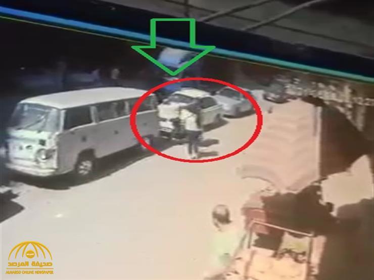 مصر.. شاهد: شاب يتحرش بفتاة ويصفعها فجأة وسط شارع في الجيزة