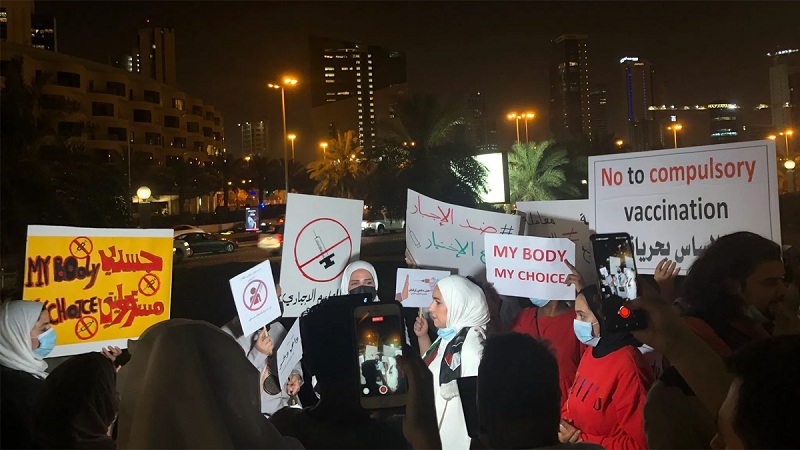 شيخ من الأسرة الحاكمة في الكويت يحمل "ساطور" ويقتحم ساحة الإرادة أمام مجلس الأمة‎‎