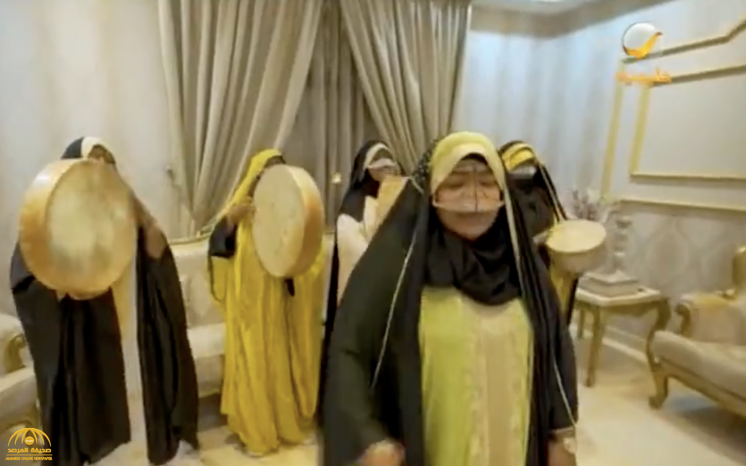 شاهد: معلمة سعودية تتجه إلى الغناء الشعبي في الأفراح
