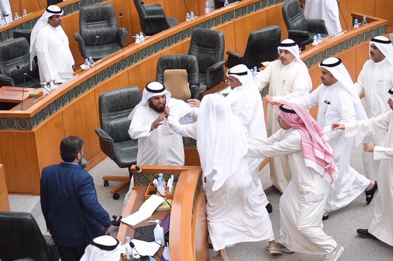 شاهد : مشاجرة بالأيدي بين عدد من النواب داخل مجلس الأمة بالكويت وتدخل الأمن لفض الاشتباك