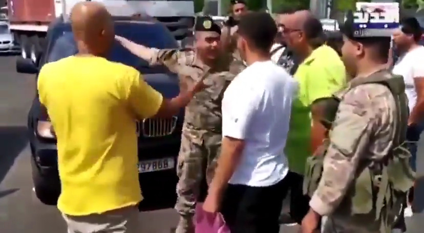 شاهد..ضابط لبناني يفاجئ أحد المحتجين بردة فعله : "منك موجوع أكتر مني.. ما عم لاقي حليب لولادي!"