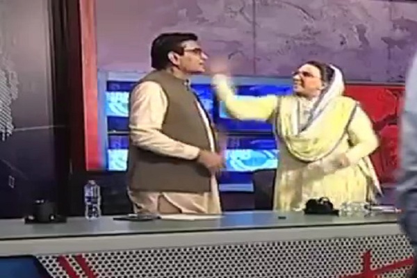 شاهد.. وزيرة باكستانية تصفع نائب برلماني على الهواء