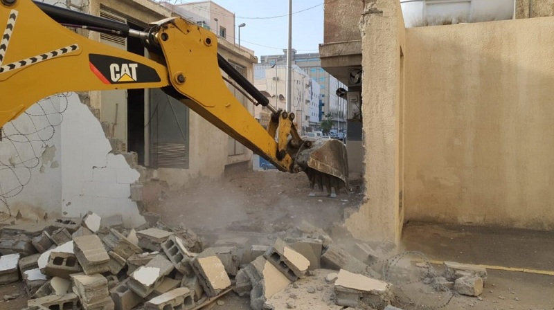 شاهد : إزالة عقارات مخالفة وإعادة فتح وتأهيل أحد شوارع بنطاق البغدادية بجدة