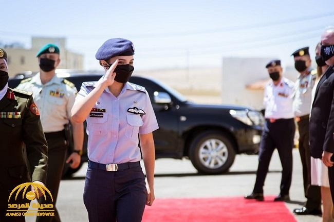 بالصور: ابنة ملك الأردن تخطف الأنظار بالزي العسكري