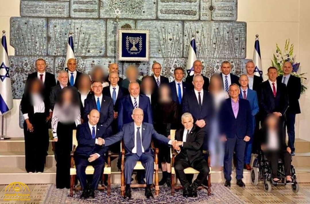 شاهد: صحيفة إسرائيلية متطرفة تطمس وجوه الوزيرات في صورة جماعية لأعضاء الحكومة الجديدة