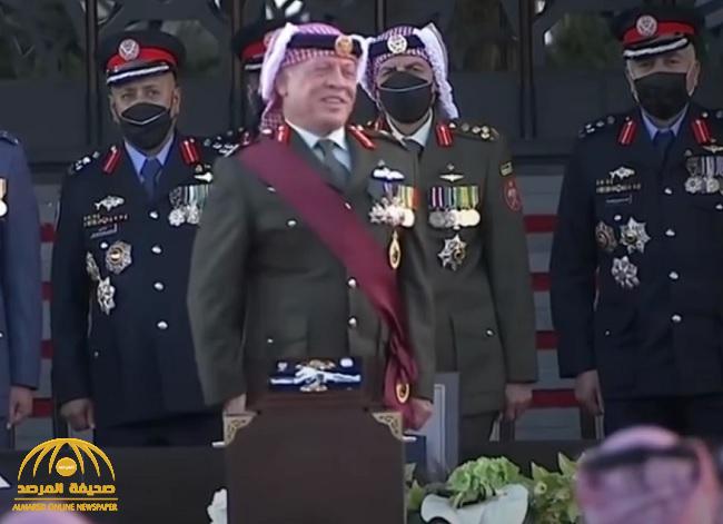 شاهد .. ردة فعل ملك الأردن على موقف طريف أثناء تسليم الأوسمة الملكية