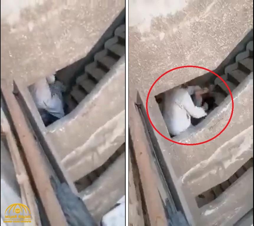 شاهد.. جزار مصري يعتدي بوحشية على مسنة ويسحلها على الدرج