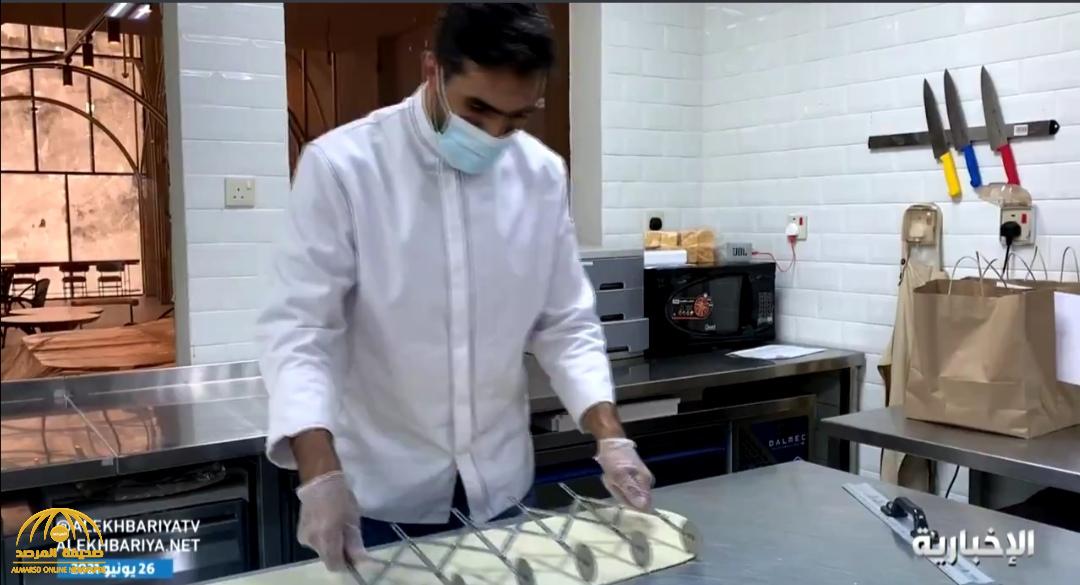 شاهد: شاب سعودي  يستقيل من عمله ويحترف صناعة المخبوزات في منزله بنكهة "أحسائية"