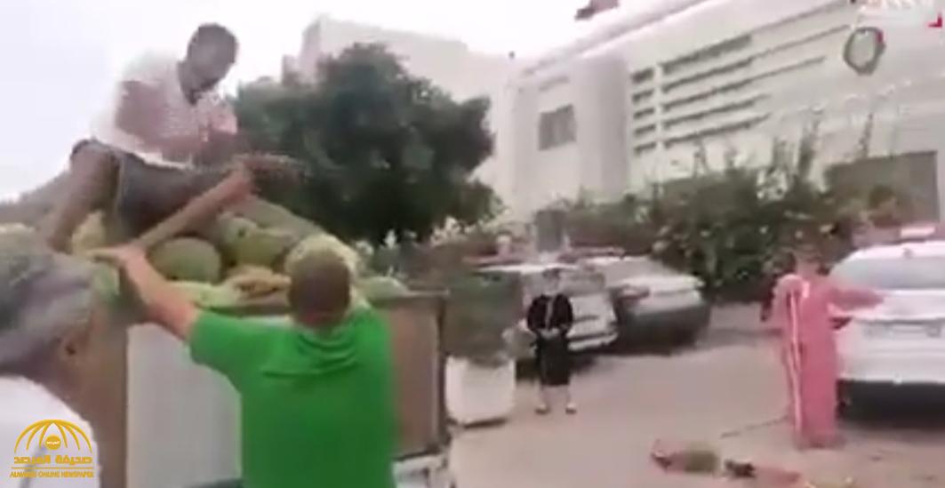 شاهد: بائع تونسي غاضب يرمي "البطيخ" في الشارع وأمام المارة.. والكشف عن السبب!